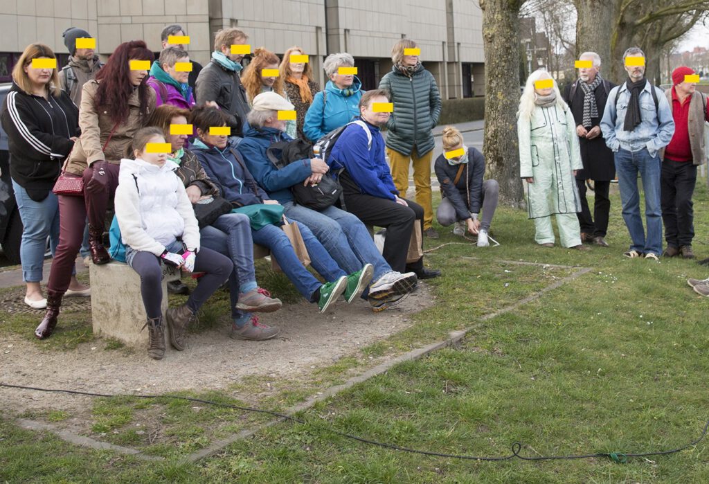 Eine Gruppe zuhörender Menschen